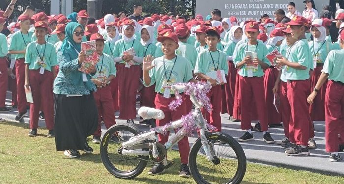 印尼现任总统夫人与副总统夫人   邀茂物小学生对话并分发自行车