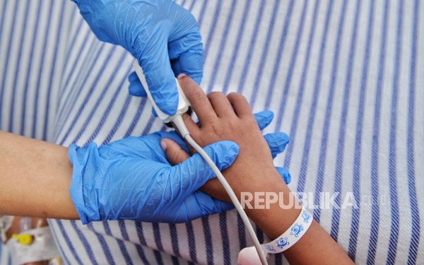 西爪普哇加达地方医院挤满登革热患者5人死亡