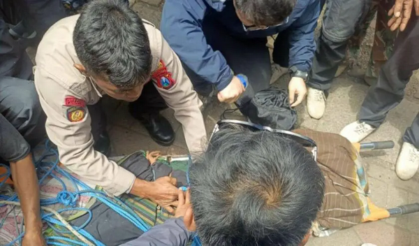 中国女游客在伊仁火山口拍照时坠落身亡
