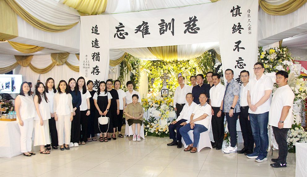 东爪哇福清公会 新中校友基金会与联谊会及Yasanis代表献花悼念何美丽女士