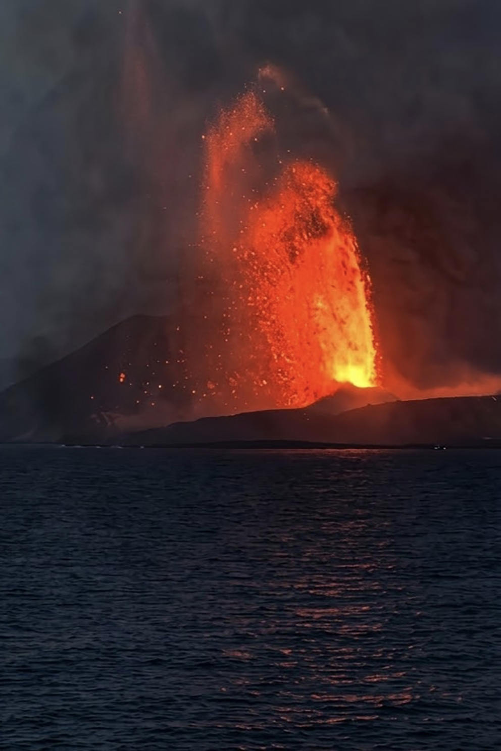 能源与矿务部地质局揭示 格拉卡岛子火山重复喷发原因