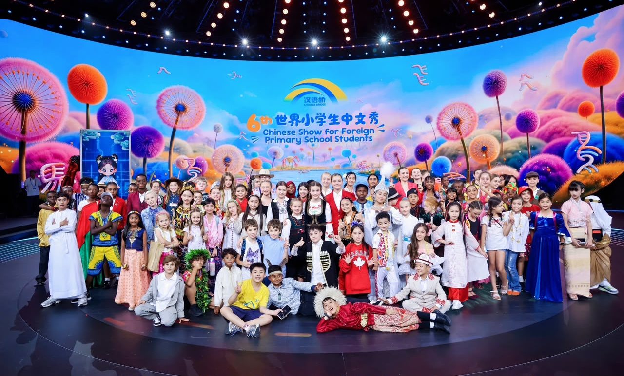 泗水小太阳三语学校学生胡晶玉代表印尼闪耀第六届“汉语桥”世界小学生中文秀全球赛舞台