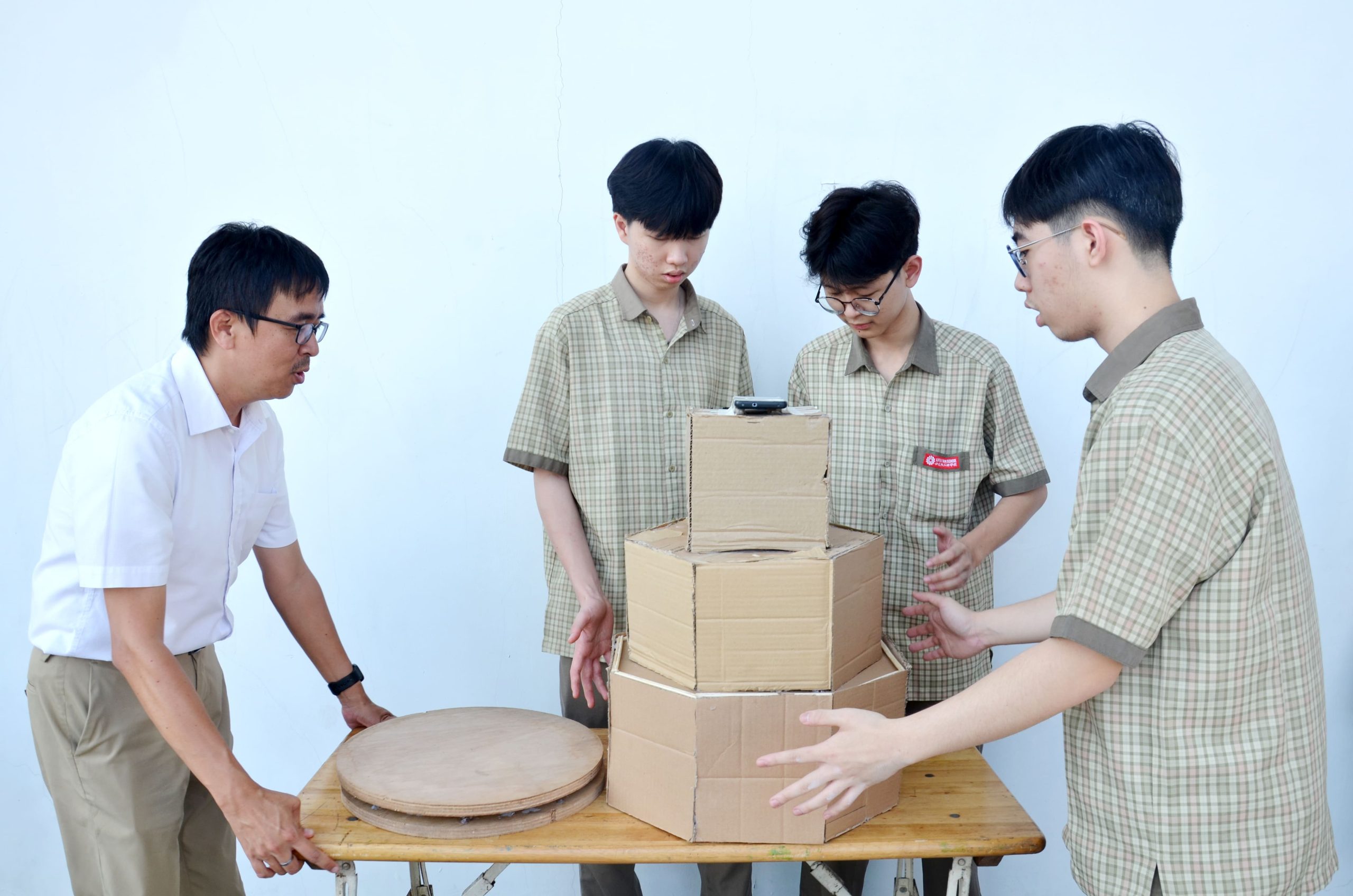 动手设计抗震建筑 探索工程科学奥秘泗水小太阳三语学校高二学生开展抗震建筑模型设计实验